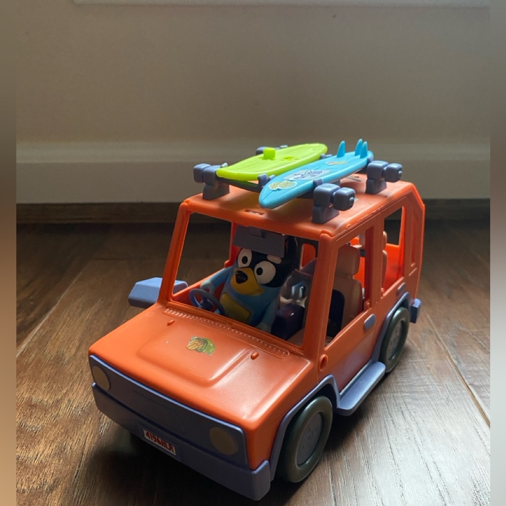 Bluey, 4-Wheel-Drive Family Vehicle, with 1 Figure and 2 Surfboards